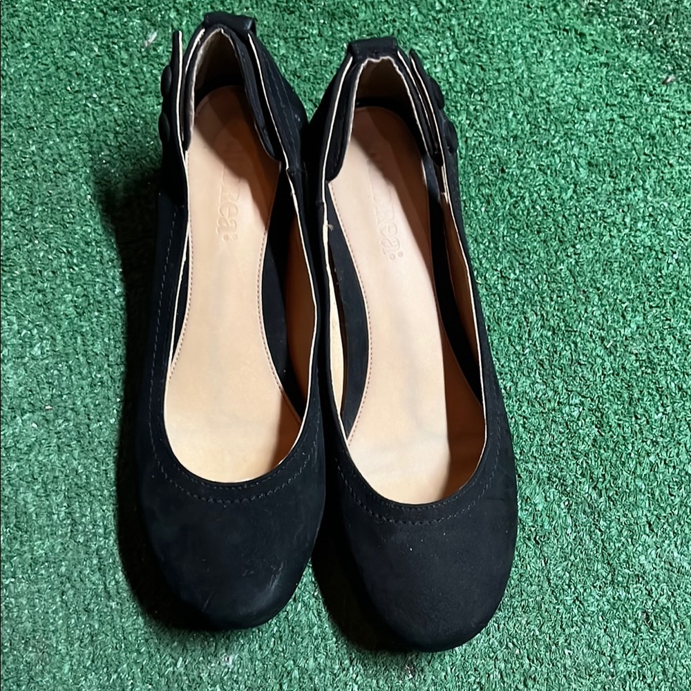 ANDREA FENZI Black Flats with Classic Silhouette
